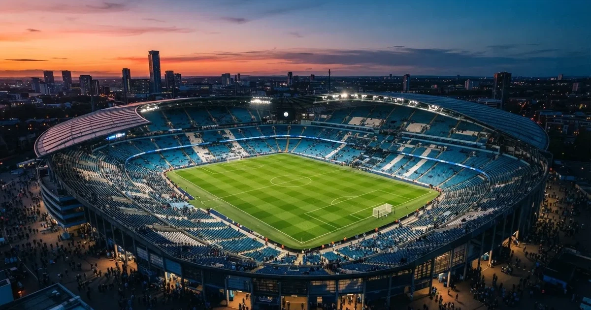Ein riesiges Stadion in der Abenddämmerung aus der Vogelperspektive gesehen, die Lichter an den Rängen sind eingeschaltet.